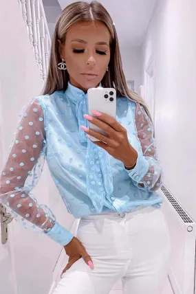 Camicia azzurra in velo e pois